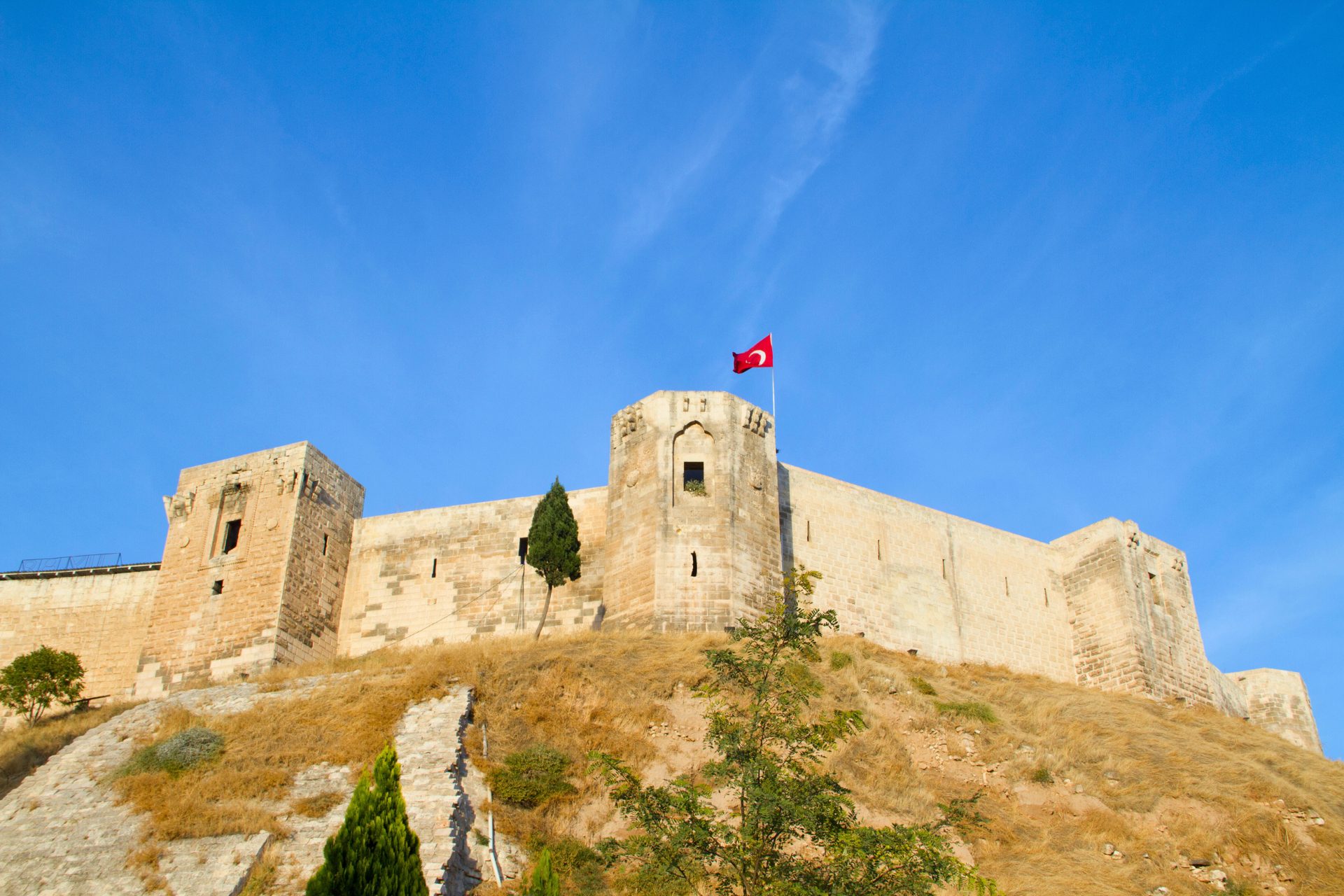 A photograph of the walls of Gaziantep Castle before it was heavily damaged by an earthquake in 2023.