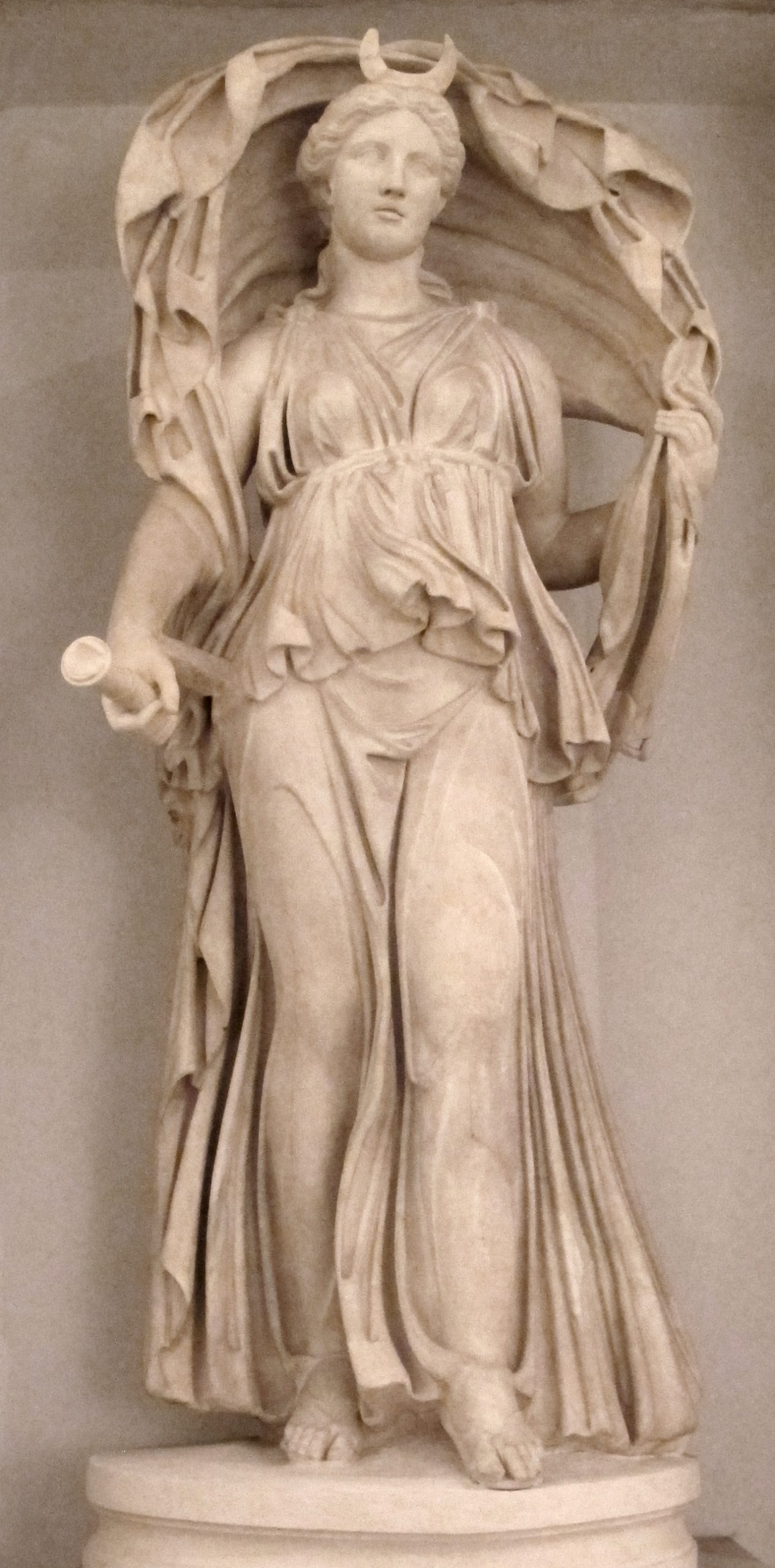 A sculpture of Selene on a pedestal