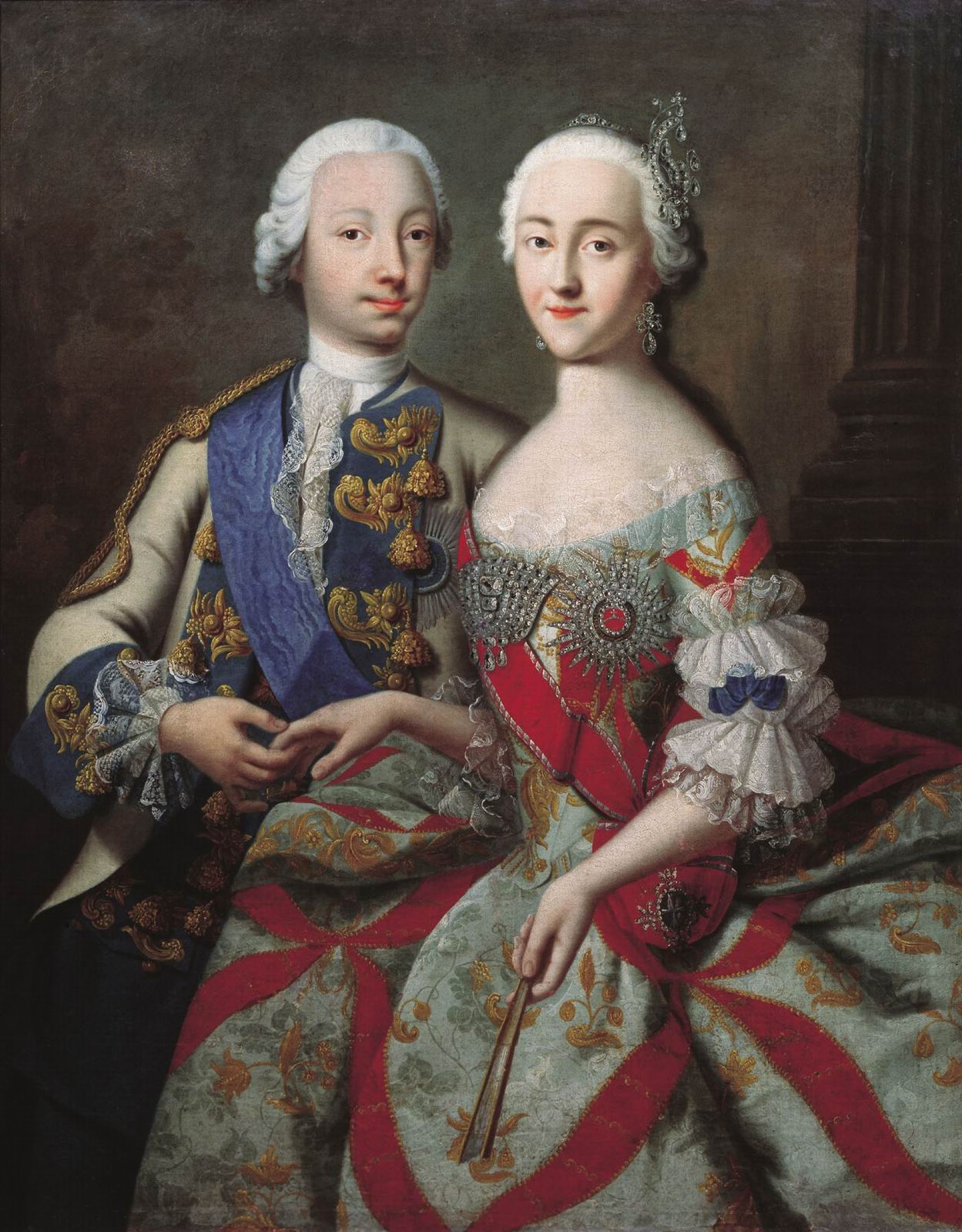 This painting depicts two royals in a formal dress. The man on the left is wearing a white robe and a blue sash, while the woman on the right is wearing a white dress with red trim. The two are standing in front of a dark background and holding hands.